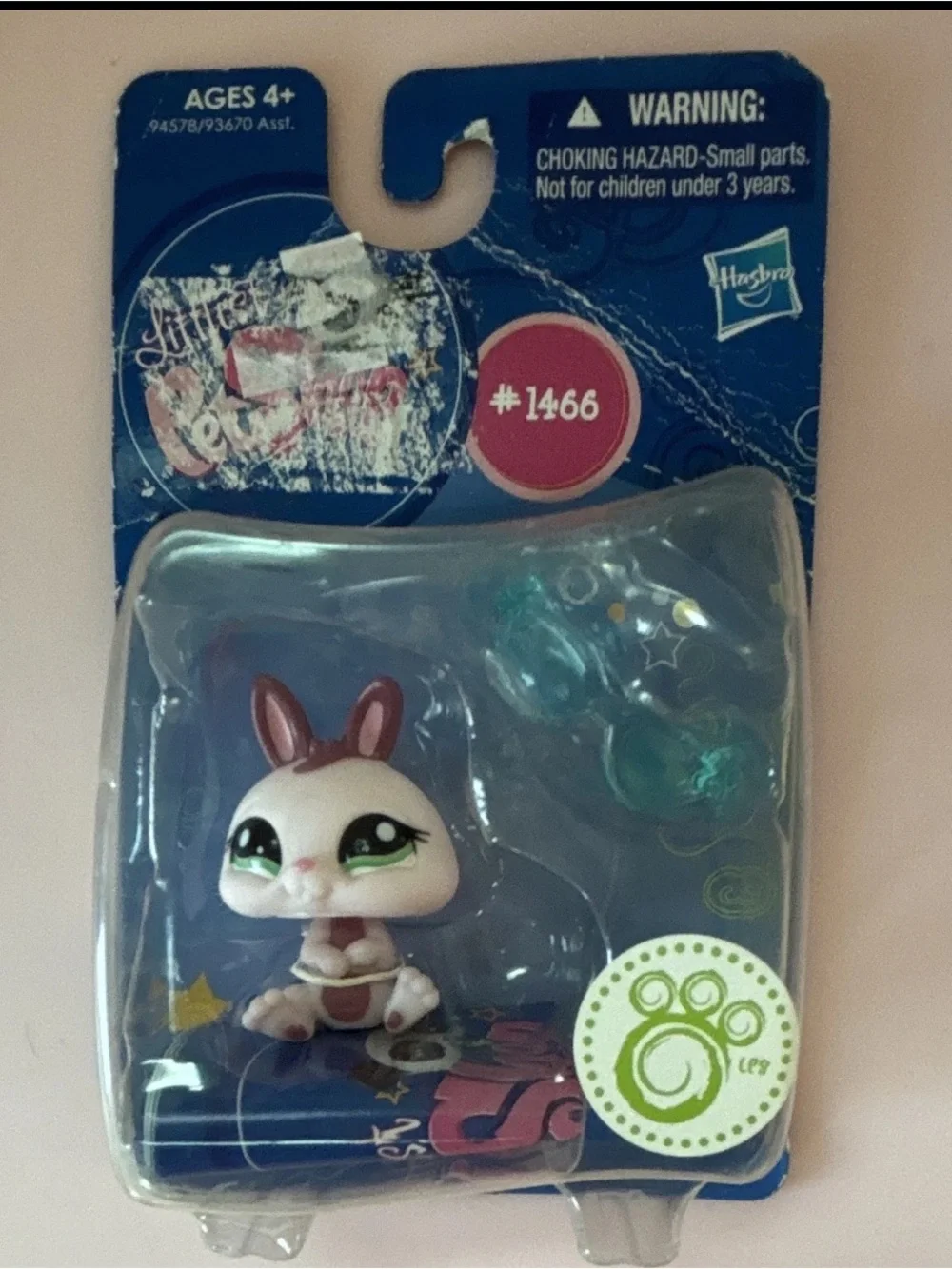 Hasbro Littlest Pet Shop Bunny Figure w/ Accessory #1466 (2008) Ages 4+